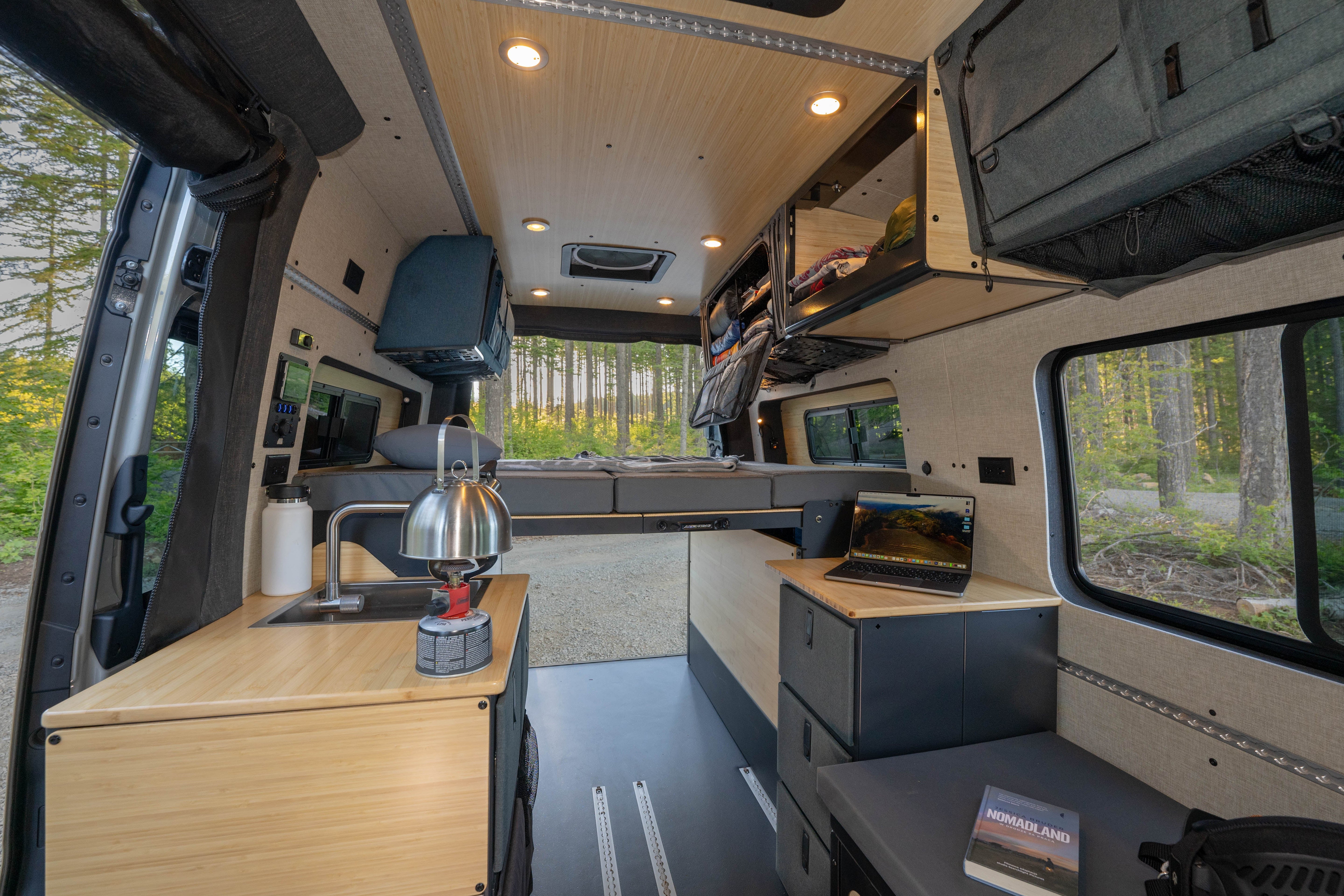 Przechowywanie rzeczy w campervanie – triki i rozwiązania.